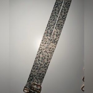 Modern and chic crossbody strap